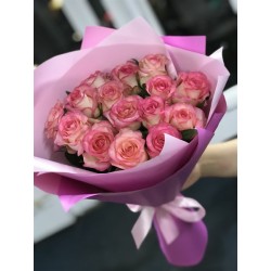 Букет розовых роз в пленке