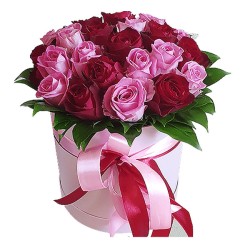Букет розовых роз в коробке