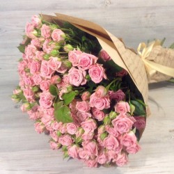 Букет розовых кустовых роз в пленке