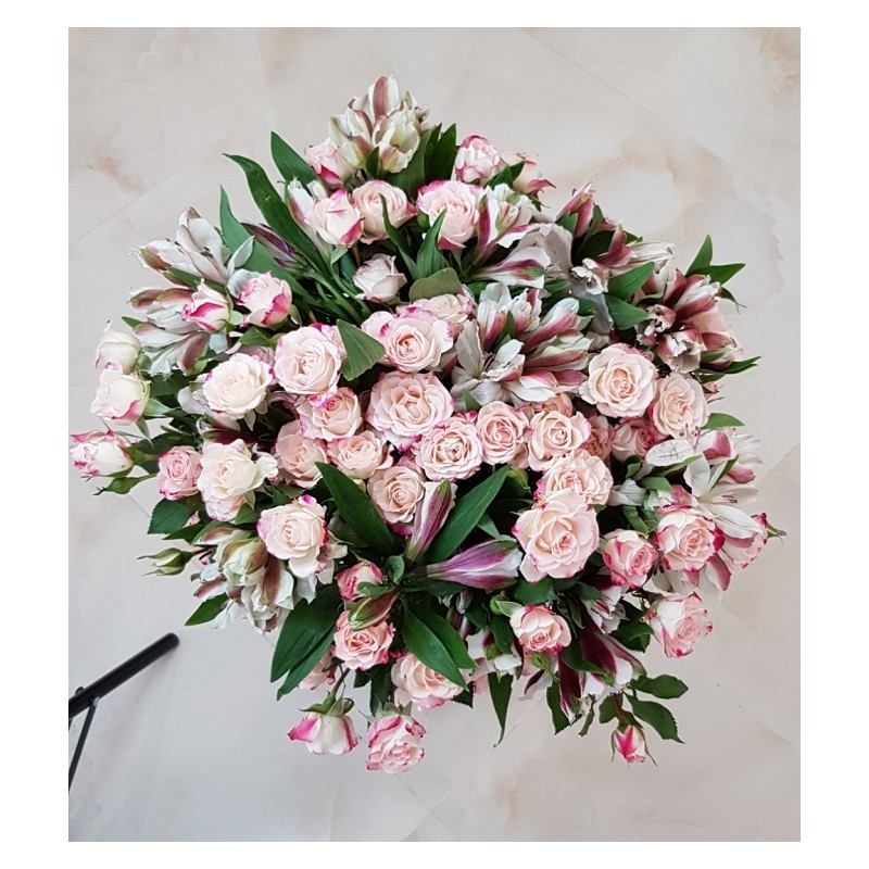 Букет розовых кустовых роз под ленту