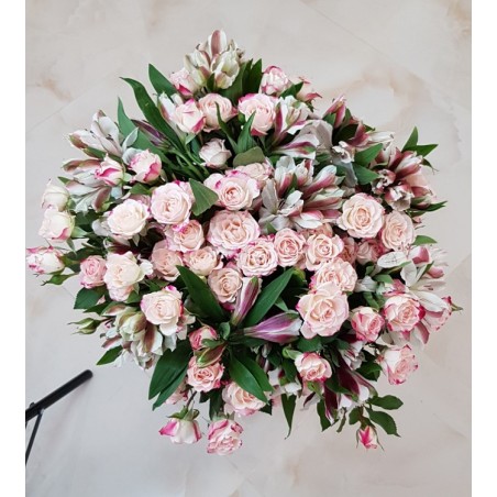Букет розовых кустовых роз под ленту