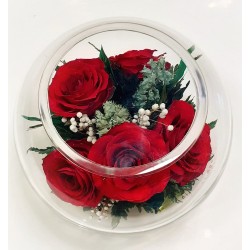 Красные розы в зеленой корзине в средней круглой вазе